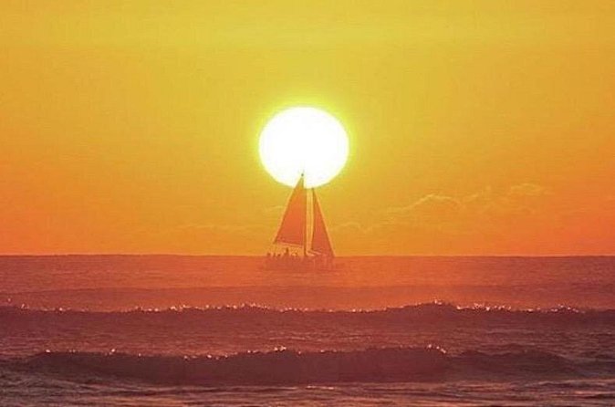 Sunset sail Aboard Manakai Catamaran - Fort DeRussy and the return to harbor