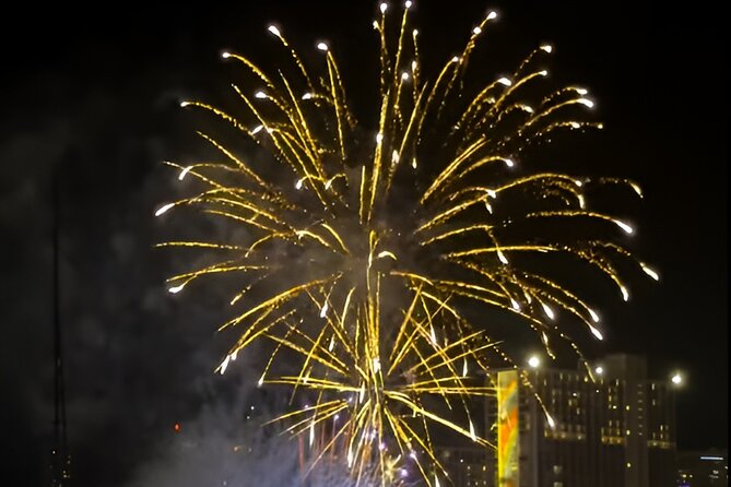 Waikiki Beach Catamaran Friday Night Fireworks Tour - A maximum of 37 people