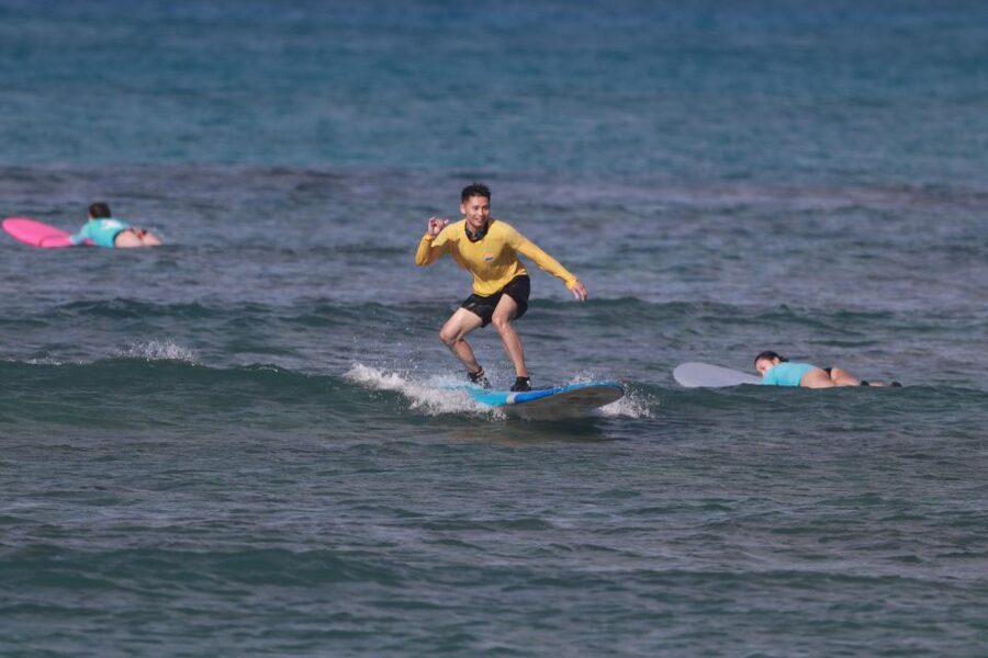 Waikiki Beach: Surf Lessons - Choosing between private and group instruction