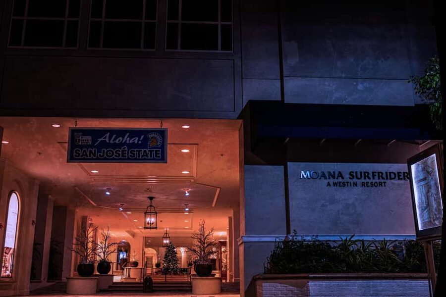 Waikiki Ghosts Boos and Booze Haunted Pub Crawl - How the evening feels in practice