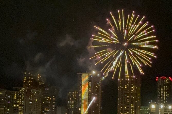 Waikiki Glass Bottom Boat Fireworks Tour - Food, drinks, and the BYOB advantage