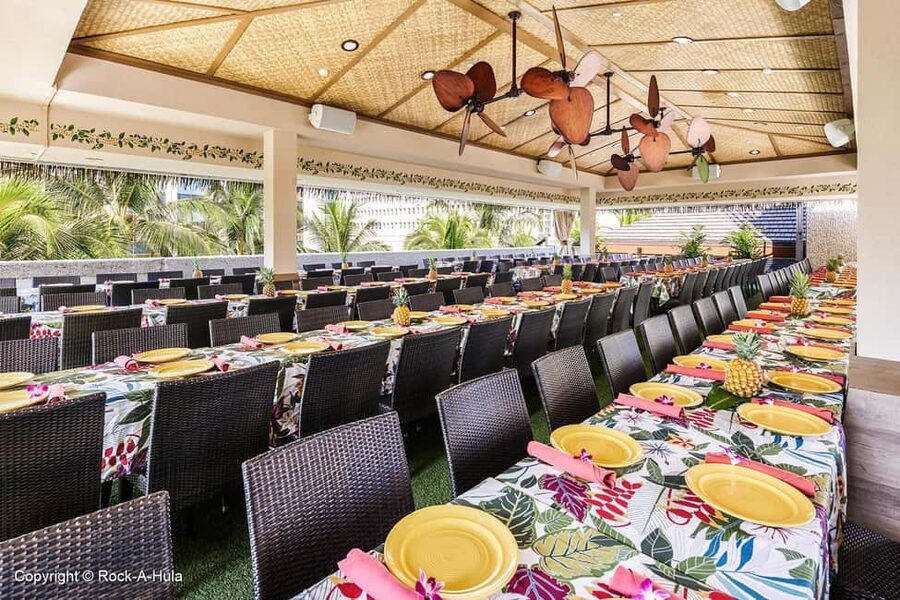 Waikiki: Luau and Buffet w/ optional Rock-A-Hula Show - Arriving at the Royal Hawaiian Center