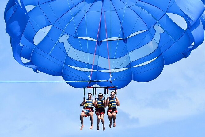 Waikiki: Parasailing in Hawaii - Flying above Waikiki and Diamond Head
